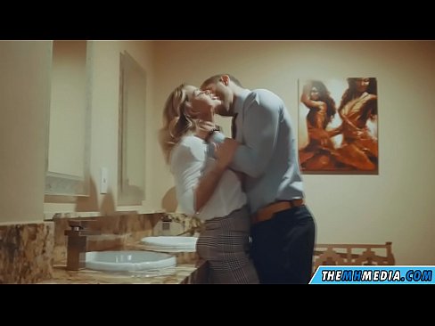❤️ وقتی یک بلوند بی تنه شما را در یک دستشویی عمومی اغوا می کند ❤❌ پورنو vk در fa.hentaisaturn.ru ❌